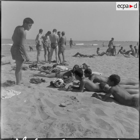 Au cours des heures passées sur la plage, ils profitent des plaisirs de la mer.