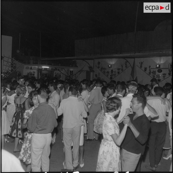 Prise d'armes par le Génie saharien à Port-aux-Poules.