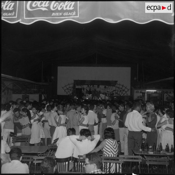 Prise d'armes par le Génie saharien à Port-aux-Poules.
