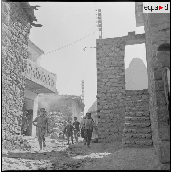 Une ruelle d'Agouni avec le rocher du corbeau.
