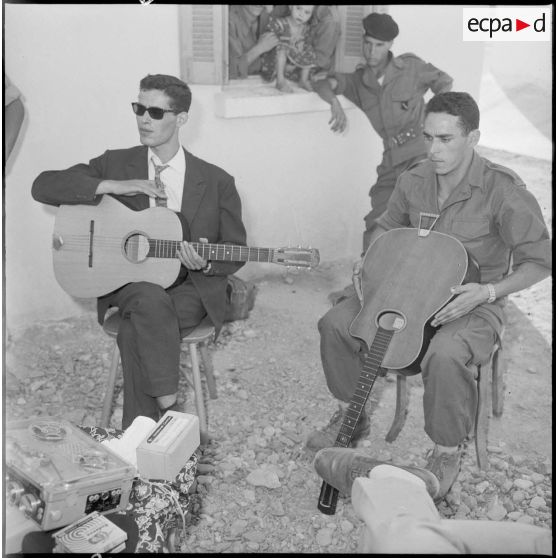 Un Kabyle jouant de la guitare.