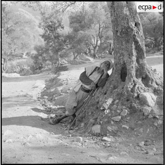 Une personne âgée du village.