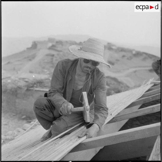 Ben Djemorre, en cours de réinstallation. Un villageois achève de reconstruire sa maison.