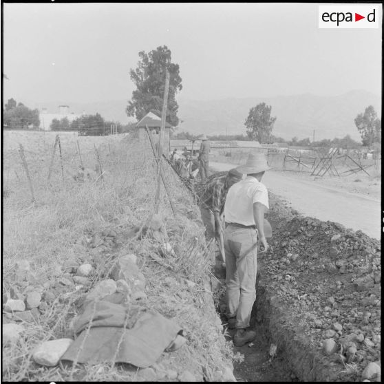 Aménagement du conduit qui distribuera l'eau à la commune d'Ouzoellaguen.