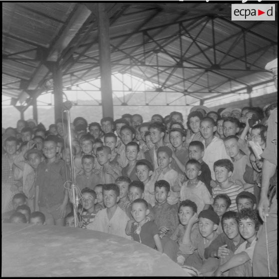 De très nombreux spectateurs de tous les villages environnants, viennent pour applaudir le spectacle.