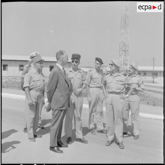 Monsieur Messmer, ministre des Armées accompagné du général Ailleret fait une visite détaillée de la base de Régaïa.