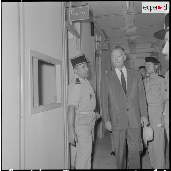 Monsieur Messmer, ministre des Armées, visite les installations intérieures de la base.