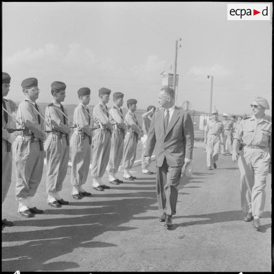 A son arrivée à la Maison-Blanche, M. Messmer ministre des Armées, passe en revue les troupes.
