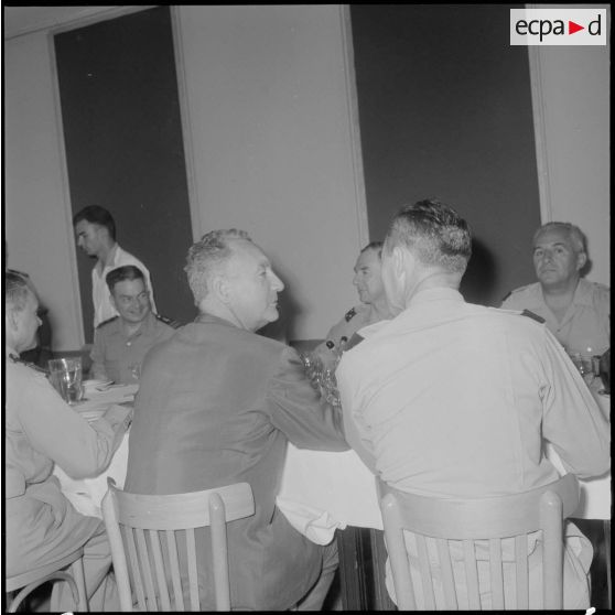 Pot d'honneur au mess des officiers de Réghaïa.