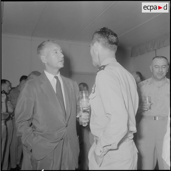 Pot d'honneur au mess des officiers de Réghaïa.