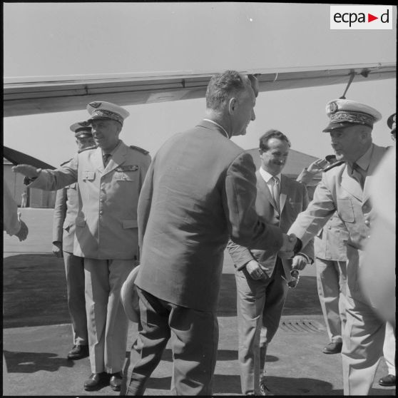 M. Messmer quitte l'aérodrome de Maison-Blanche après avoir pris congé des généraux Fourquet et Ailleret ainsi que de l'Amiral Cornuault.