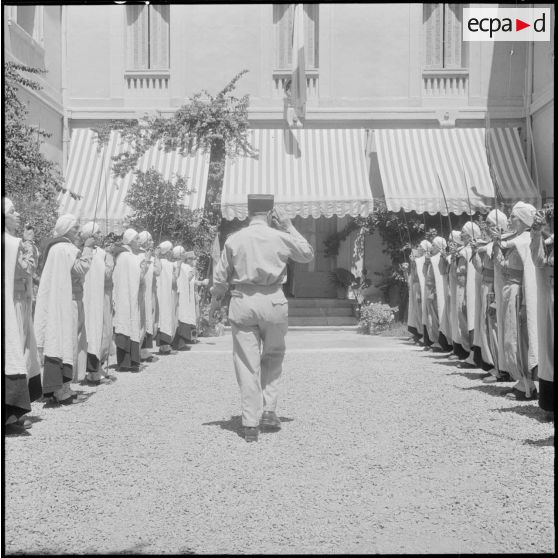 Haie d'honneur des goumiers dans le jardin de la préfecture.