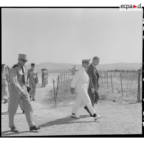 Arrivée à Nemours, le ministre passe en revue un détachement de la base navale.