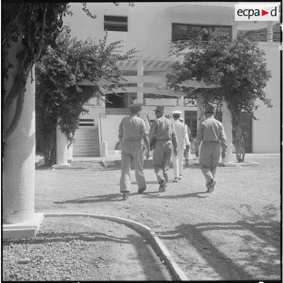 Entrée à l'état-major de Nemours de M. Messmer, ministre des armées et de sa suite.