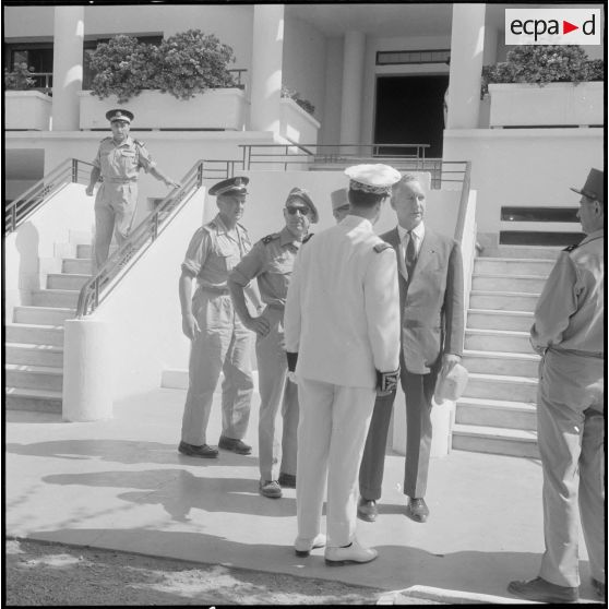 Entrée à l'état-major de Nemours de M. Messmer, ministre des armées et de sa suite.