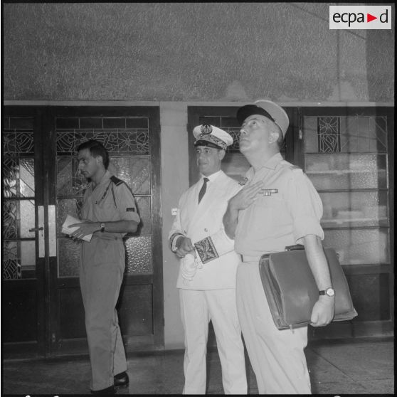 Après la conférence à l'état-major, les personnalités accueillant, M. Messmer s'entretiennent avec les officiers l'accompagnant.