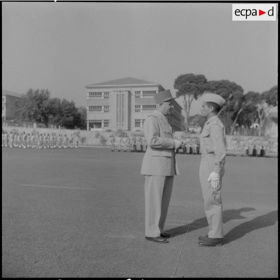 Le général Besson remet l'insigne de grade au major de la promotion élève officier de Réserve.