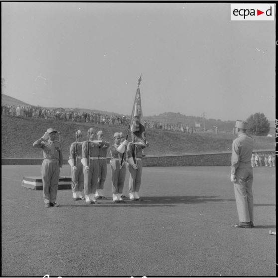 Le colonel Bernachot, salue le drapeau de la nouvelle promotion "débarquement de Provence".