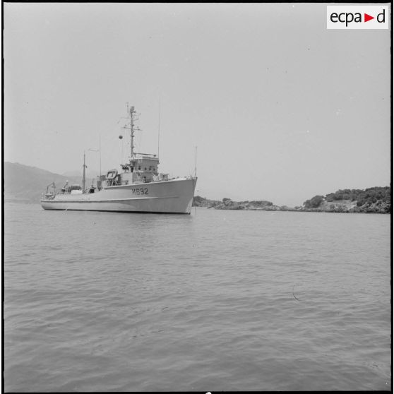 Le dragueur au mouillage entre Bougie et Djidjelli.