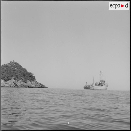 Le dragueur au mouillage entre Bougie et Djidjelli.