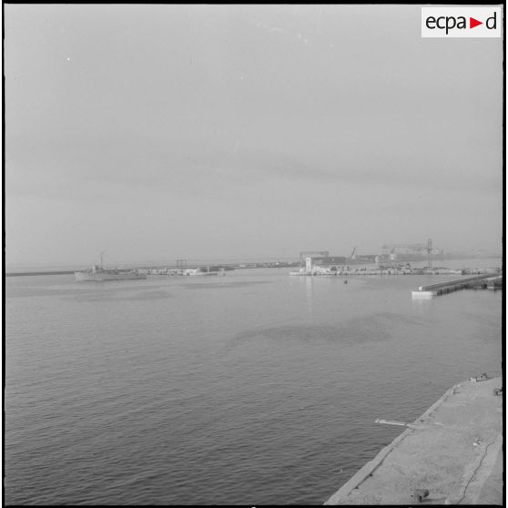 La "pervenche" quitte Bône pour une nouvelle mission.