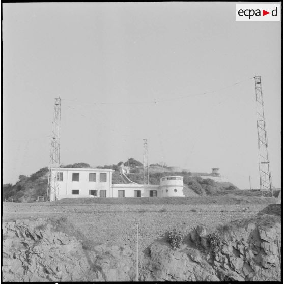Le bâtiment central de marine à Bône.
