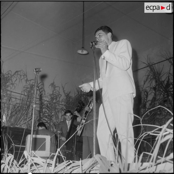 Un chanteur et ses musiciens.