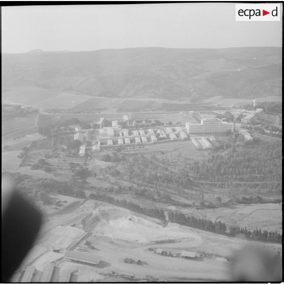 L'Alouette III, pendant son vol au-dessus de la banlieue algéroise.