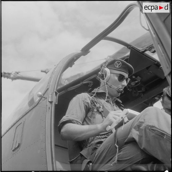 Le capitaine, chef de détachement, responsable des deux modèles prototypes de l'Alouette III.