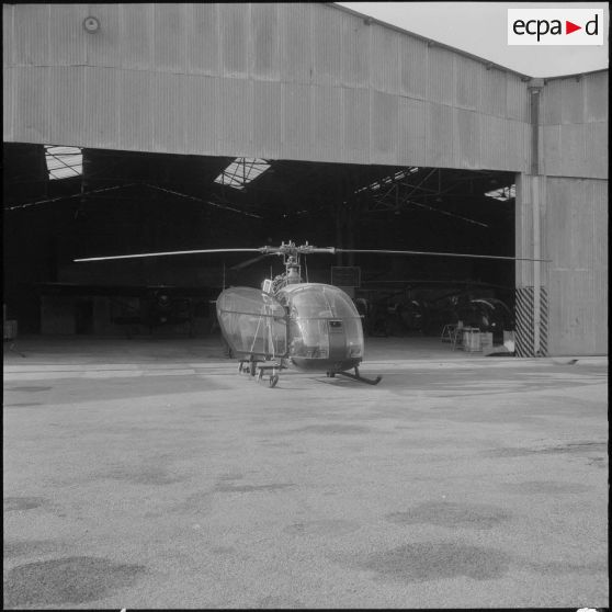 L'Alouette III devant son hangar.