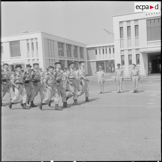 Défilé des troupes présidé par la musique de garnison.