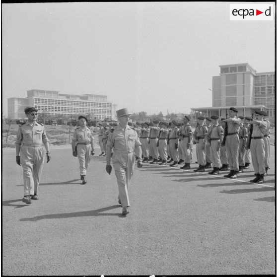 Le général Moullet passe en revue les troupes du 12e bataillon d'infanterie (B.I.).