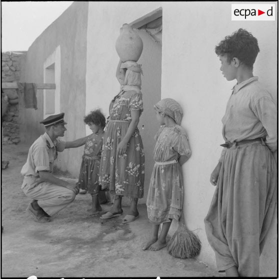 L'enseigne de vaisseau de 2e classe dans son regroupement.