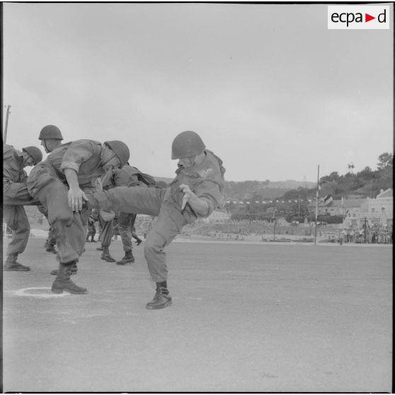 Démonstration de close combat par les élèves.