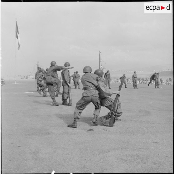 Exercice de close combat sous la direction d'un moniteur.