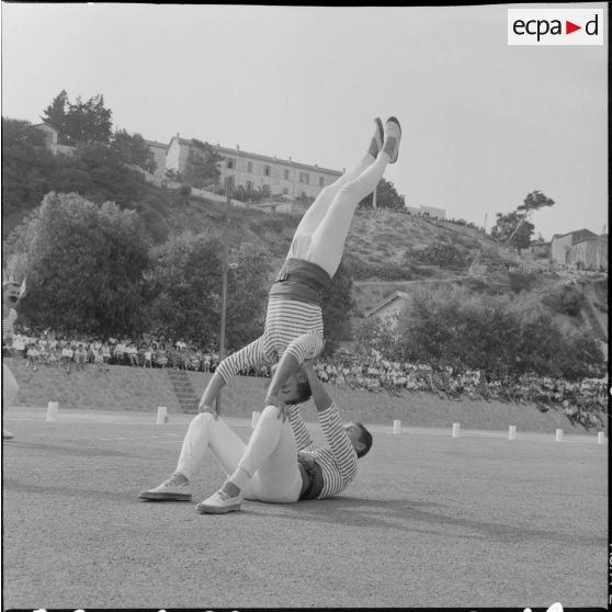Numéro burlesque de boxe française.