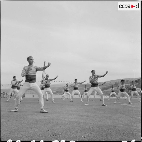 Numéro burlesque de boxe française.