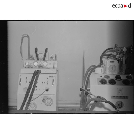 Appareils de respiration artificielle pour les polios respiratoires.