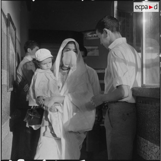 Des voyageurs en instance de départ.