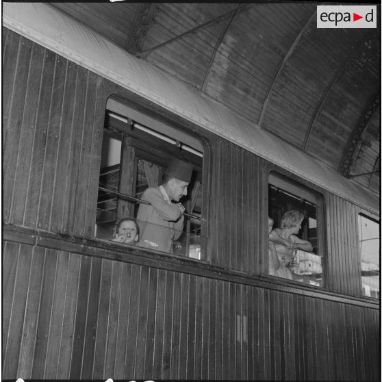 Des voyageurs en instance de départ.