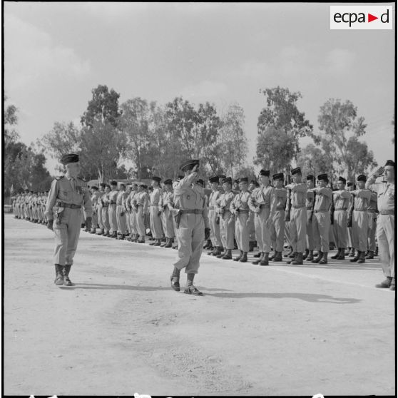 Revue des troupes par le colonel Grosgeorge et par le colonel Roux commandant et directeur régional des transmissions en Algérie.