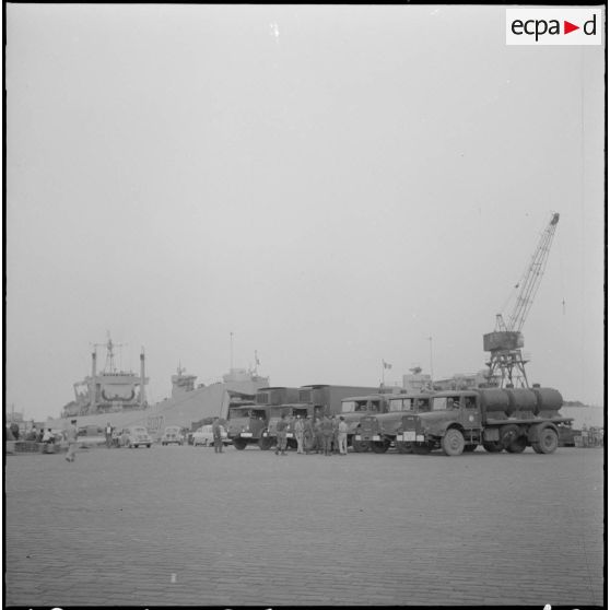 Les camions de l'intendance attendent d'être à nouveau remplis pour repartir sur Bizerne.