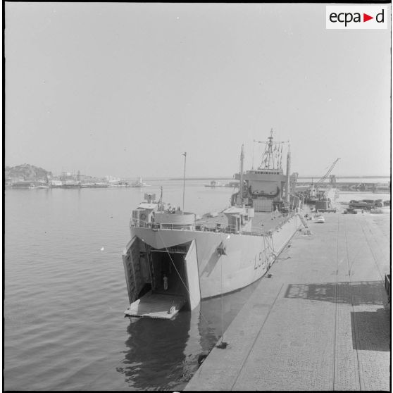 Le BDC Argens à quai dans le port de Bône.