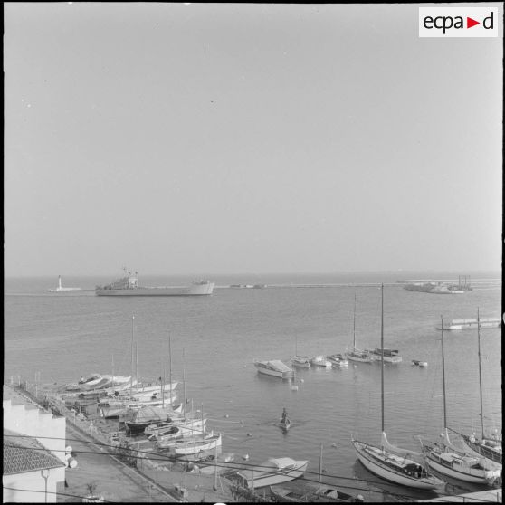 Le bâtiment de débarquement Trieux, venant de Bizerne, rentre dans le port de Bone.