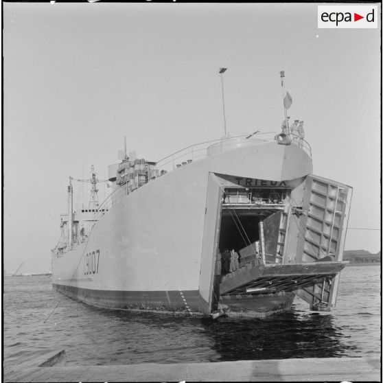 Le bâtiment de débarquement Trieux, ouvrant ses portes de débarquement.