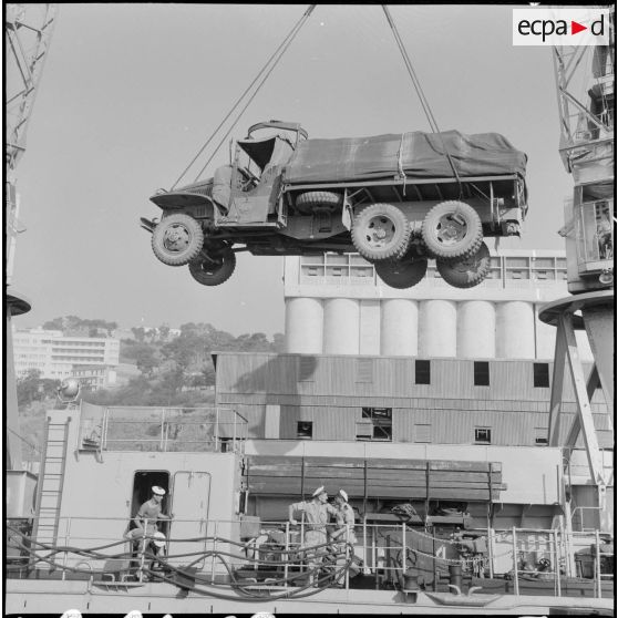 Embarquement d'un véhicule GMC à bord du "Foudre".