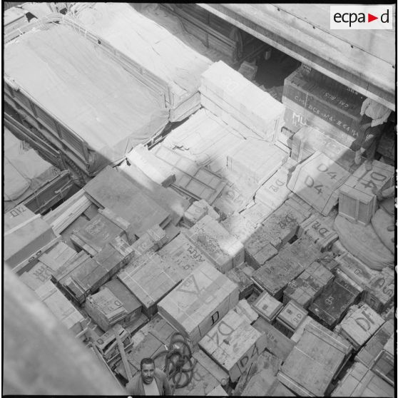 Vue du matériel et des préparatifs du déménagement du 3e groupe du 64e régiment d'artillerie.