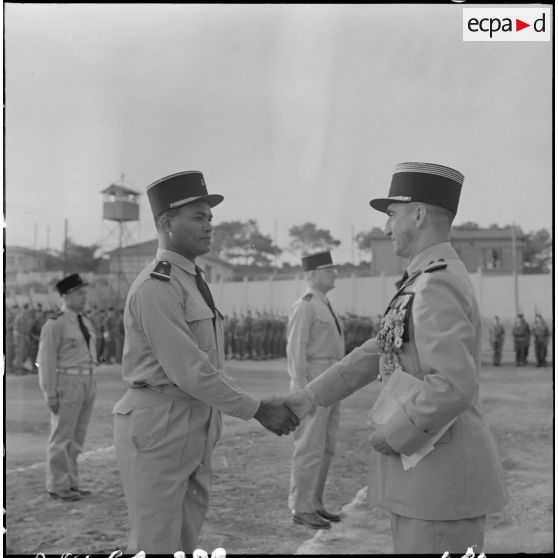 Remise de décoration par le lieutenant-colonel Griffet.