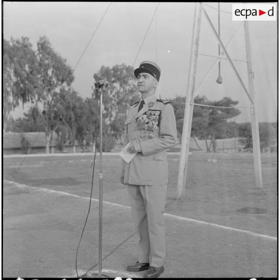 Le lieutenant-colonel Griffet, faisant un discours.