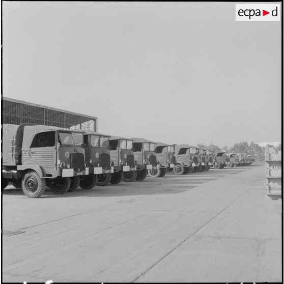 Véhicules neufs ou de reconstruction stockés.